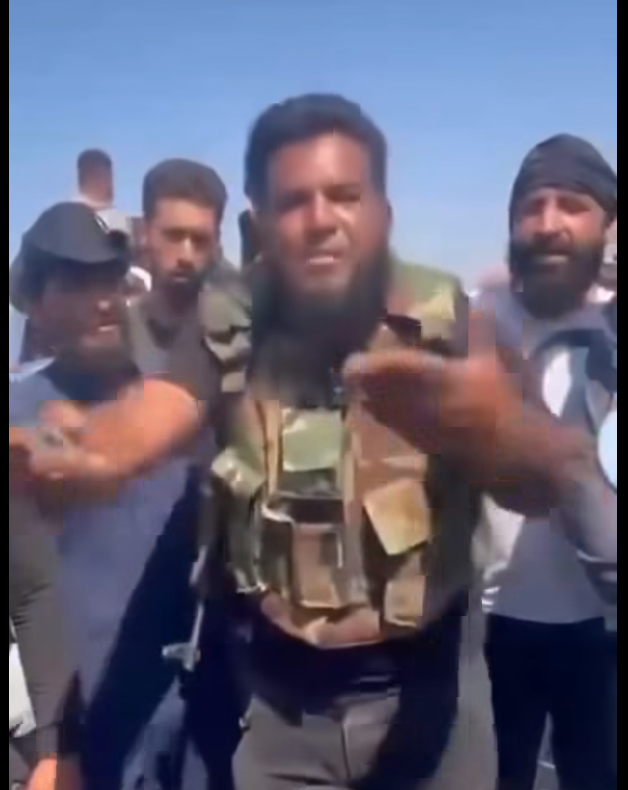 fkontar78's tweet photo. Lors d’une manifestation à Damas appelant à rendre justice après la capture d’Amjad Youssef, le sbire d’Assad responsable des massacres de Tadamon, figurait « Abou Islam al-Hourani » . Qui est-il ? Son visage est tristement célèbre dans la province à majorité druze de Soueïda pour son rôle dans les massacres qui ont ciblé la minorité druze en juillet 2025. Cet homme est l’un des chefs de « l’armée des tribus », dont les crimes ont largement été documentés et décrits dans un rapport des Nations unies sur les exactions commises dans la province. Photo de lui à la manif de Damas et durant l'invasion de Soueida en treillis militaire.
Ce qui frappe, c’est que cet individu ne s’est jamais caché. Lors de l’invasion barbare de Soueïda, il s’affichait dans plusieurs vidéos qu'il diffusait aux côtés des groupes armés qui ont attaqué la ville et les villages de la province et y ont commis des massacres à caractère génocidaire.
Alors qu’Abou Islam se présente comme un défenseur de la justice, il diffusait encore, il y a quelques mois seulement, des déclarations en tenue militaire aux abords de Soueïda, menaçant de tuer et d’exterminer les Druzes, et participant lui-même aux massacres…
Cet épisode résume la Syrie d’aujourd’hui, où une grande partie des Arabes sunnites soutenant le gouvernement de transition considère que la justice ne concerne que les crimes d’Assad et de ses sbires, comme Amjad Youssef, qui jetait des civils dans une fosse tout en les mitraillant. En revanche, ceux qui ont commis des crimes contre les minorités — qui ont précipité des civils druzes du haut d’immeubles tout en les criblant de balles, filmant fièrement leurs crimes — vivent aujourd’hui tranquillement en Syrie. Ils sont même tellement sûrs de leur impunité qu’ils manifestent pour « réclamer justice » lorsqu’il s’agit de criminels pro-Assad… Une impunité qui rappelle celle de l’ancien régime et cela ne fait qu’accentuer les divisions de la société syrienne.
Ce n’est pas la justice qui a triomphé en Syrie, mais la barbarie — et, indirectement, Assad qui avait fait de la barbarie le socle de son pouvoir. Je ne me fais pas d’illusions : ceux qui ont massacré mes proches, brûlé les maisons de mes parents, grands-parents, oncles et tantes parce que druzes ne seront jamais poursuivis, ou du moins pas avant longtemps. Ils occupent aujourd’hui des postes dans différents ministères du gouvernement de transition et peuvent recommencer demain sans être inquiétés.