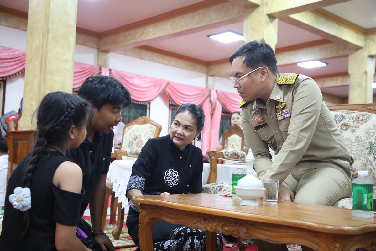 VoiceTVOfficial's tweet image. รมช.อัครนันท์ ร่วมพิธีสวดพระอภิธรรมศพ 'ครูปภัสรา' เหยื่อเหตุกราดยิงอยุธยา พร้อมส่งกำลังใจให้ครอบครัว ยกย่องจิตวิญญาณความเป็นครู และมอบทุนการศึกษาส่วนตัวให้กับบุตรทั้ง 2 คนจนจบ ม. 6
voicetv.co.th/read/_X0BcmNy-

#Voice #อัครนันท์กัณณ์กิตตินันท์ #กระทรวงศึกษาธิการ