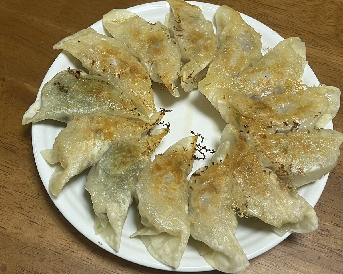 人生で初めて餃子作りました
焼き加減日和ったけど初めてにしては上手くないすか