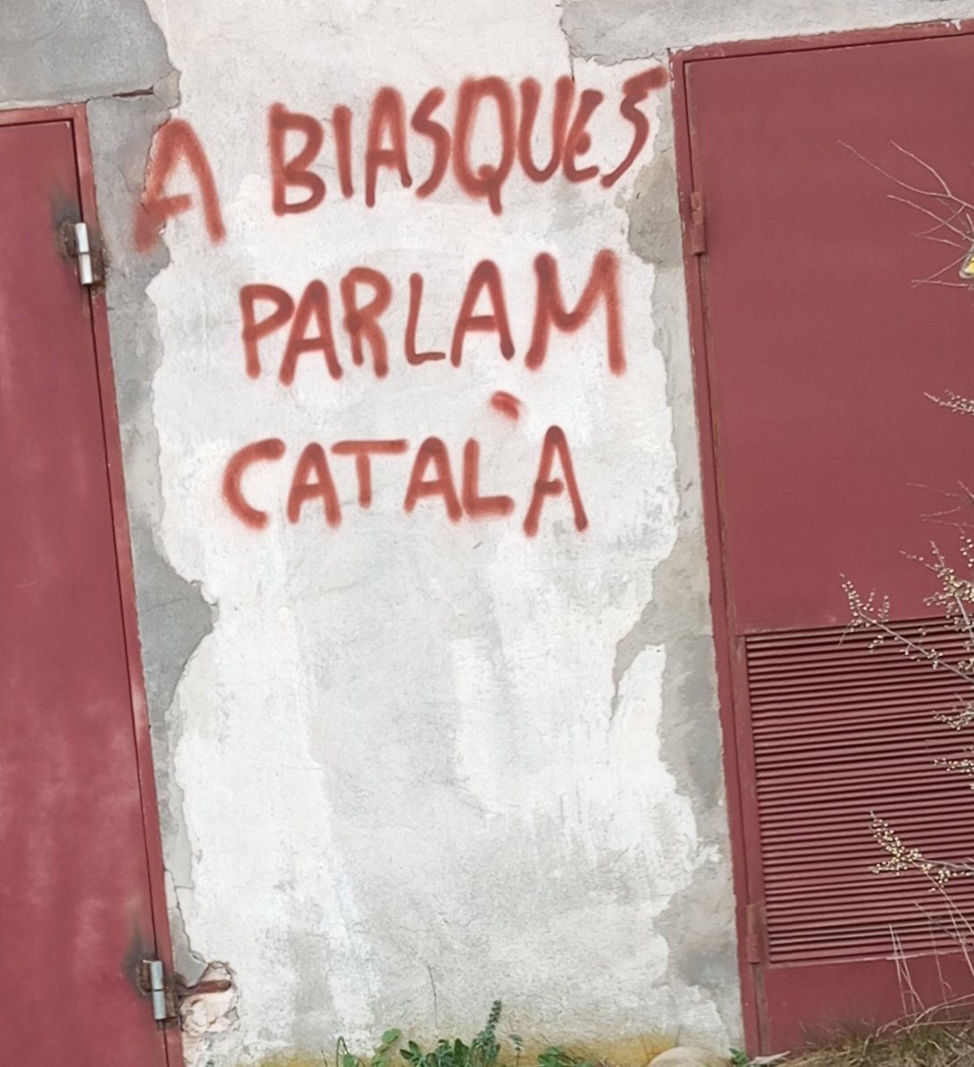 rocallume's tweet photo. La gent dels pobles de la Franja es defensen una mica com poden. Però el fet que l'entrada d'un poble t'indiquin que parlen català ja és molt de cara a que la gent no amagui la llengua.
#AcciópelCatalà https://t.co/QQbHKhoF58