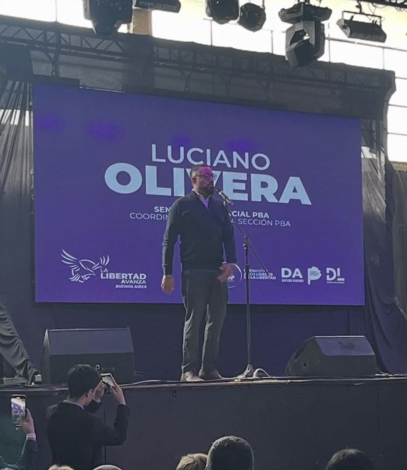 MaxiCorio's tweet photo. 🚨Quieren saber por qué perdimos las legislativas en PBA? 

+1 año de mi denuncia penal por fotomultas truchas con la empresa CECAITRA (I.P.P.NPP-18-00-001906-25/00) y sigue durmiendo en la fiscalía.

Al momento de escribir este tuit el video que realizó @llacampana denunciando fotomultas espurias lleva 1,3M de visualizaciones (https://t.co/aWSMDAtLWw)

Mientras La Libertad Avanza labura en PBA, los de siempre siguen con actos políticos que a la gente le chupa un monumental repleto de huevos.

Ni un solo profesional de esas agrupaciones se ofreció a ayudar a llevar adelante la causa que hubiera asegurado muchísimos votos para LLA.
Cero interés en la gente. Máximo interés en la rosca.
 
En el territorio del cual tanto se jactan, los únicos que pusimos la cara por las ideas fuimos los coordinadores. 
De esta situación estaban y están el tanto el entonces nefasto coordinador de la primera Ramón el “nene” Vera, su sucesora la diputada Andrea “la nena” y el chofer Luciano Olivera (actual coordinador) 

Síganme que les voy a ir mostrando el camino de la derrota en PBA con pruebas. 
Queres más información @lilialemoine ? 
La tengo.