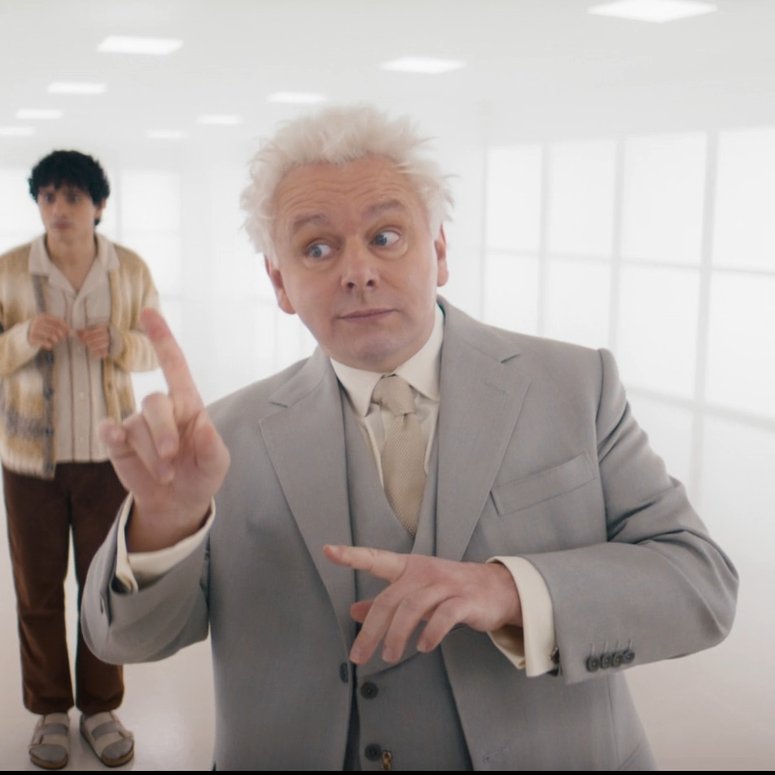 I've come to terms with something, and I'm ready to admit it

I think Aziraphale looks hot af in this suit