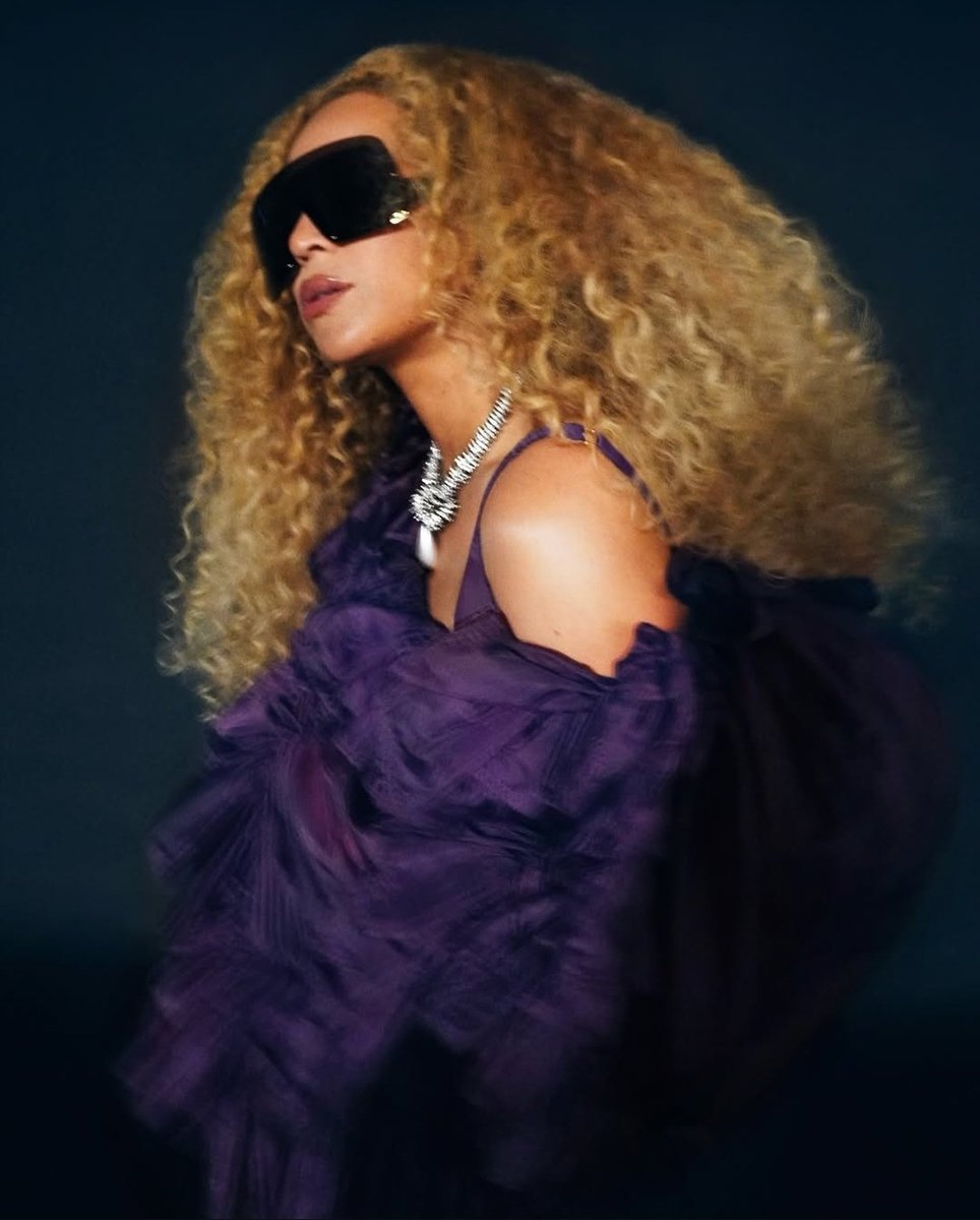 HipHopSupreme's tweet image. Why does this look like the kind of outfit you wear when you're about to announce ACT III 

I'm not saying anything... but I'm saying something. 

#Beyoncè #ActIII