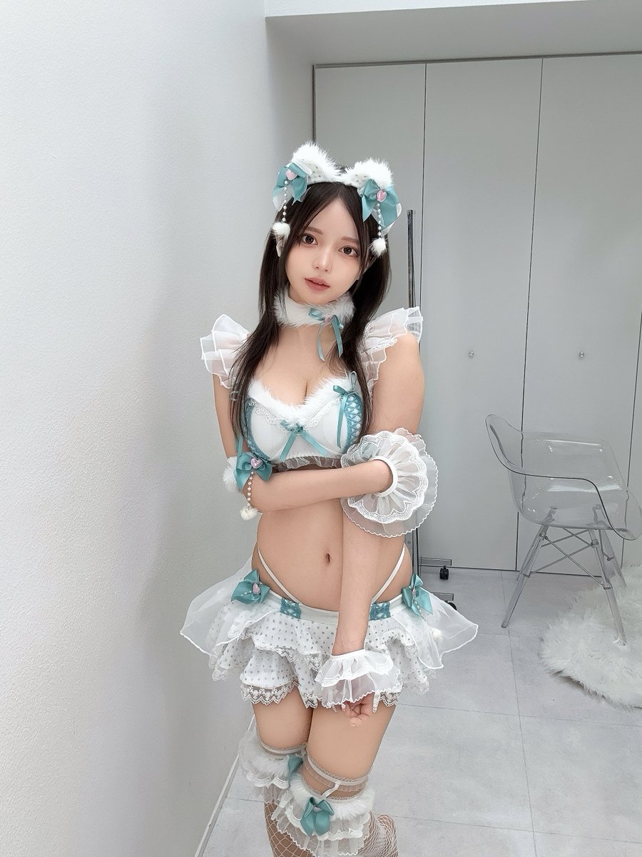 hayasemiru's tweet image. 渋々コスプレ衣装着させられたお姉さん