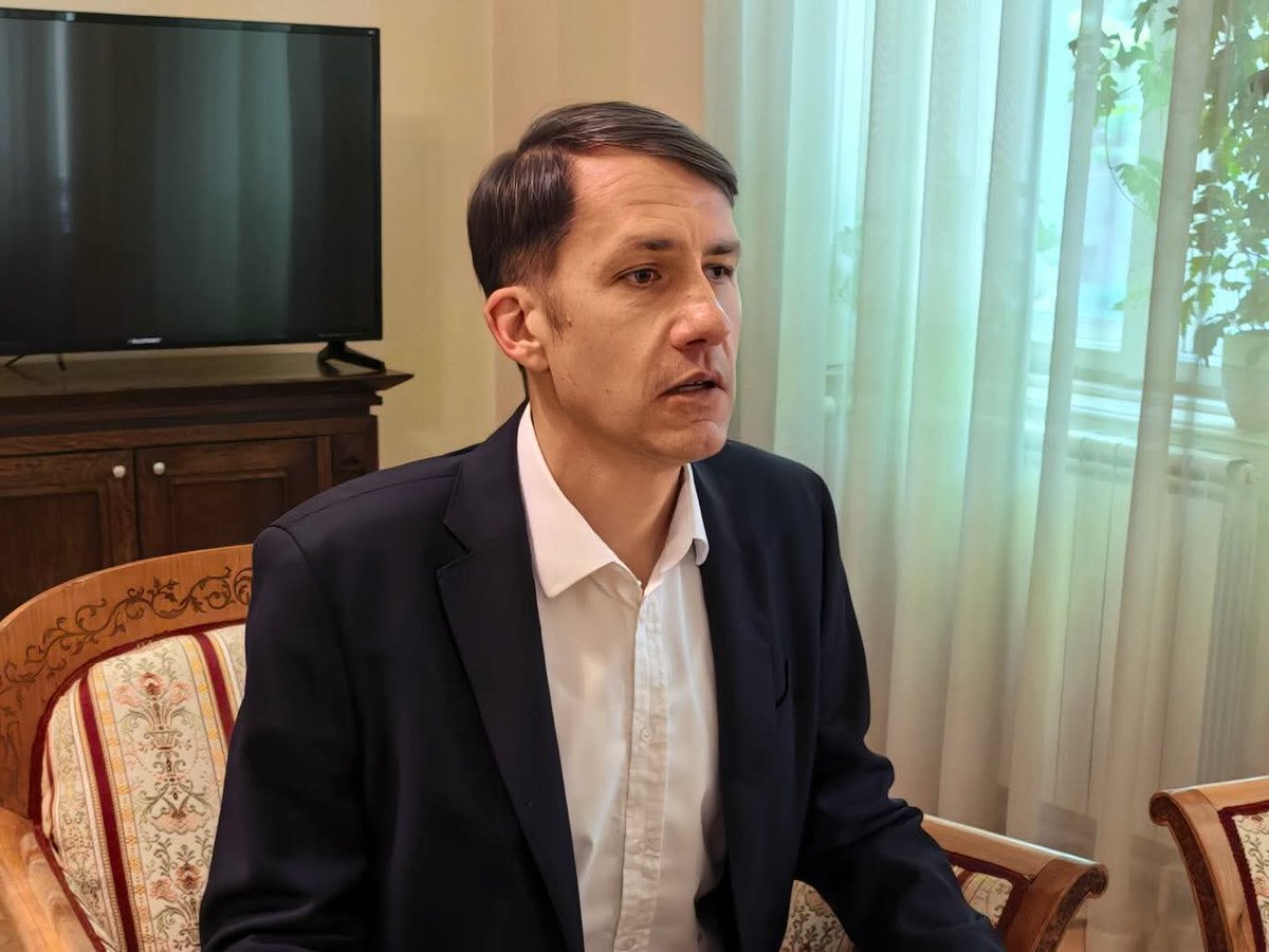 milos_vucevic's tweet photo. Добар и конструктиван састанак са председником Савеза војвођанских Мађара, Балинтом Пастором.
Разговарали смо о наставку сарадње Српске напредне странке и Савеза војвођанских Мађара, као и о заједничкој подршци политици коју предводи Александар Вучић.
Стабилност, одговорност и ��езултати остају наш заједнички циљ. 🇷🇸