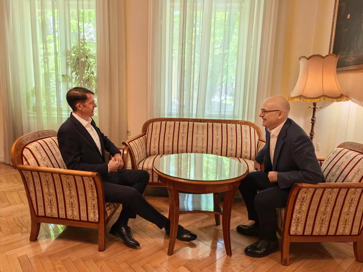 milos_vucevic's tweet photo. Добар и конструктиван састанак са председником Савеза војвођанских Мађара, Балинтом Пастором.
Разговарали смо о наставку сарадње Српске напредне странке и Савеза војвођанских Мађара, као и о заједничкој подршци политици коју предводи Александар Вучић.
Стабилност, одговорност и ��езултати остају наш заједнички циљ. 🇷🇸