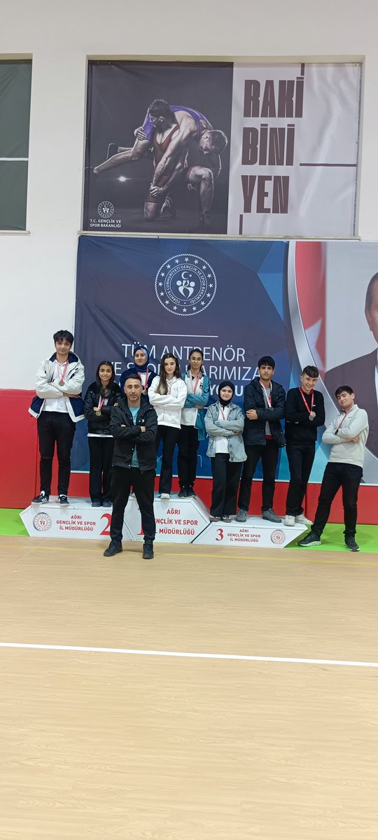Reeal_04's tweet photo. 🏆♟️ Gurur duyuyoruz!
Liseler arası satranç turnuvasında
👑 Kız takımımız ilçe https://t.co/I3v0O61LmO
🥉 Erkek takımımız ilçe 3.sü oldu.

Tebrikler! 👏

#satranç #başarı @hasan_kokrek @sendavut4848 @agrimem @dogubayazitmem @agri_mem_arge https://t.co/pVksOpJZfi
