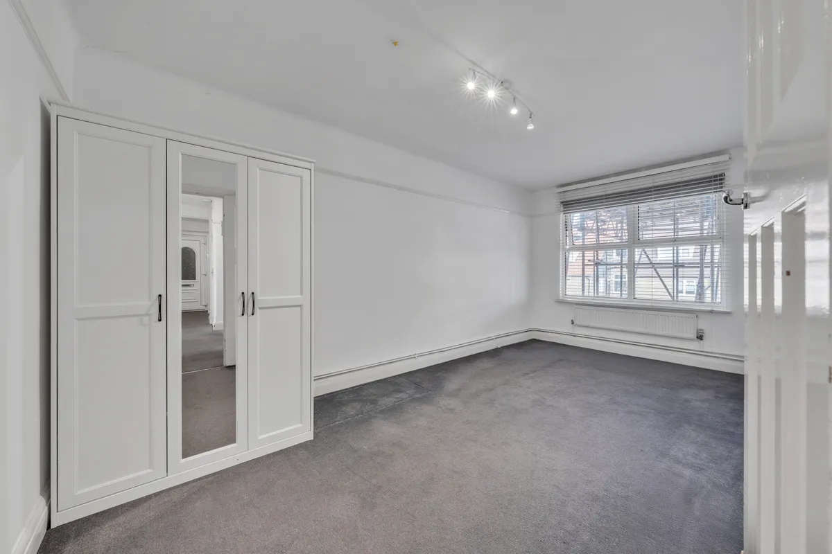 Home_Minders's tweet image. Bridge Lane, NW11
2-bed apartment available to rent now. Spacious reception, separate kitchen &amp;amp; communal gardens. Part furnished and well located close to Golders Green amenities &amp;amp; transport.  Contact us for more details. zoopla.co.uk/to-rent/detail…
#LondonRentals #PropertyManagement