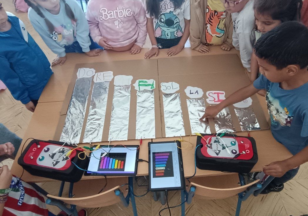 ¡Nuestros pequeños músicos del primer ciclo se convierten en inventores! 🎶💡
​Hoy en la clase de música hemos vivido una experiencia increíble. Con mucha creatividad y la ayuda de las placas Makey Makey, nuestro alumnado ha podido tocar un xilófono muy especial.
#soydesanroque