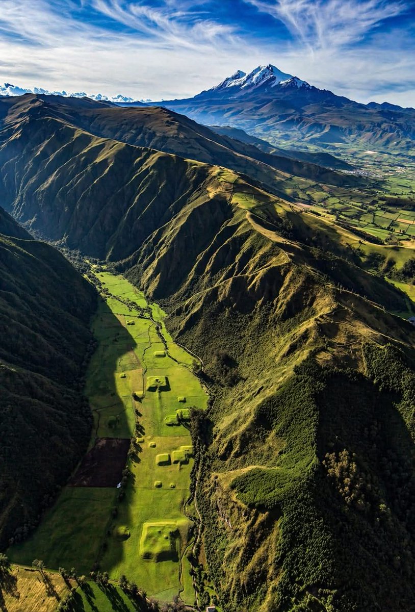 🌄🇪🇨 Ecuador no deja de sorprender…
Impresionante toma aérea de las Pirámides de Zuleta. Desde las alturas, este enigmático complejo revela figuras geométricas casi perfectas que contrastan con el verde intenso de los Andes.
Un lugar que no solo guarda historia… guarda