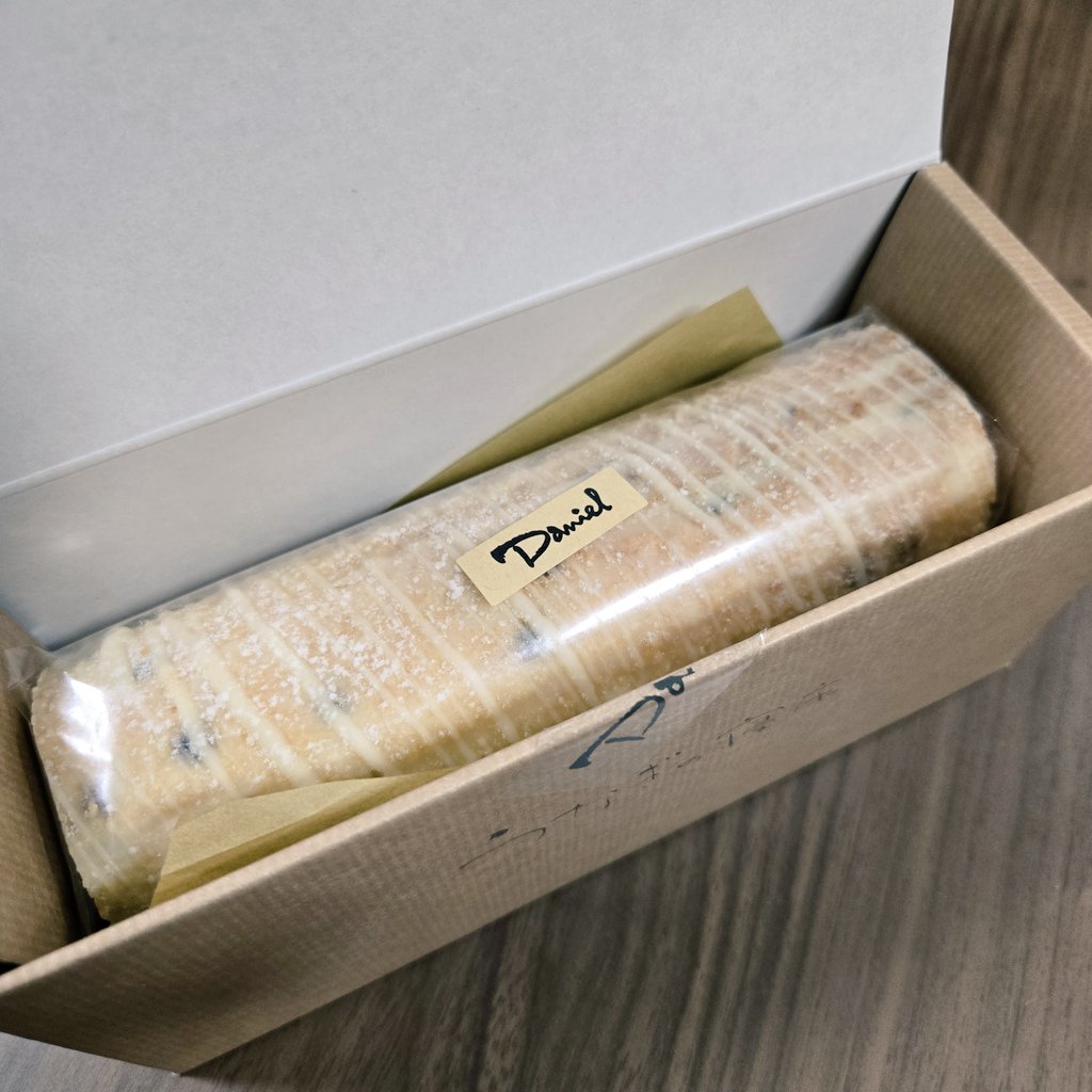 今日はマンガタリのミーティングでした📚
今回も面白い作品が揃いそうです♪

8月の本番もお楽しみに！

そして恒例（？）のおやつタイム😋
編集長が「白いうなぎの寝床」というお菓子を買ってきてくださいました♪
すごく美味しかったです✨ご馳走様でした🙏