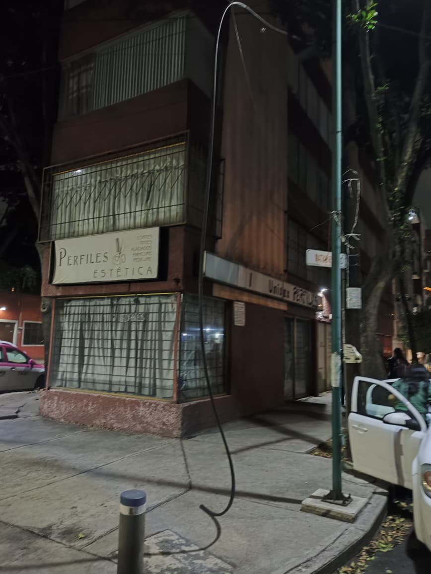 ReportesBenito's tweet image. @locatel_mx  @CFEmx @AccionesBJ Nos ayudan a retirar este #cable suelto para evitar algún accidente por favor. Esto se encuentra en la calle de Matías Romero esquina con Alonso de Villaseca en la colonia #Independencia de la @BJAlcaldia
