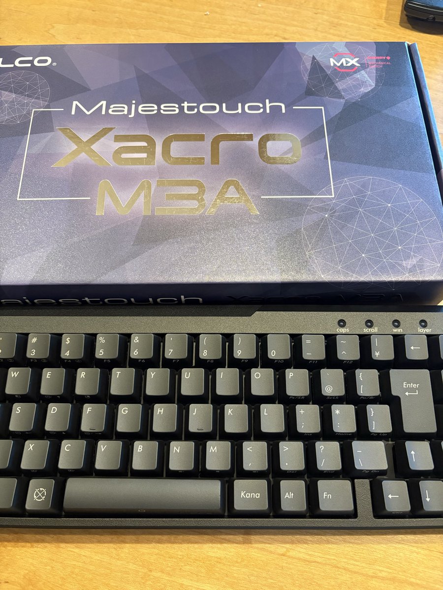 samansa011's tweet photo. Xacro M3Aを購入しました。私が初めてはまったキーボードはMajestouch2でした。有線も無線漆塗も持ってはいるのですが、XacroはHHKBや自作と比べても遜色ない打鍵感でカスタマイズ性もある良いキーボードだと思います。FILCOがいつか復活してくれる日を待ってます。#FILCO https://t.co/LkIyYFFaUm