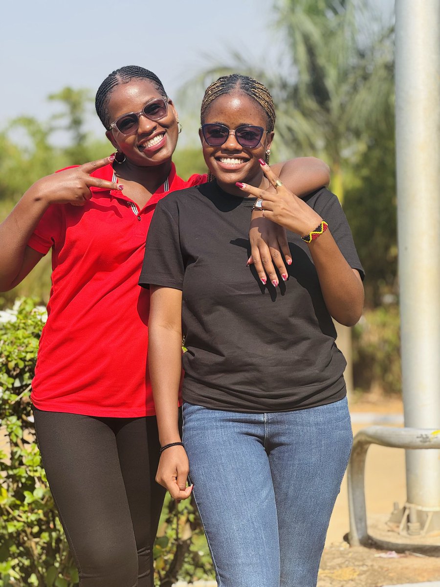 iamVanitah's tweet photo. Life is so private, y’all don’t know that i have a twin sister.
Spot the difference. https://t.co/K1AVnEUdwe