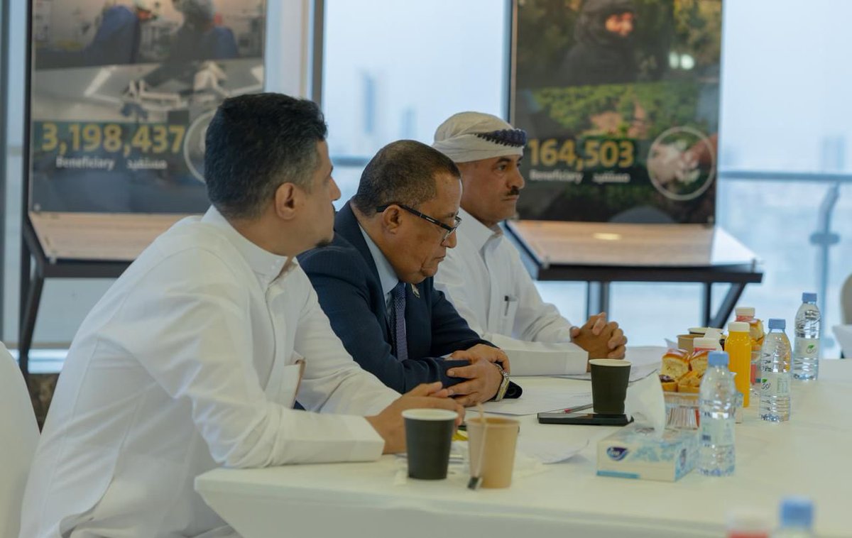 mujahidafrar's tweet photo. تشرفت بالمشاركة مع قيادات جنوبية من مختلف المحافظات في اللقاء الذي جمعنا بالفريق السعودي برئاسة سفير خادم الحرمين الشريفين سعادة السفير محمد آل جابر، لمناقشة الترتيبات والرؤى المرتبطة بالإعداد لمؤتمر الحوار الجنوبي–الجنوبي برعاية المملكة العربية السعودية.

وأكدنا خلال اللقاء أن الحوار الجنوبي تحت سقف مفتوح نحو استعادة الدولة الجنوبية، بما يضمن شراكة حقيقية وتمثيلًا عادلًا لكل الأطراف، مع التأكيد على أن محافظة المهرة جزء أصيل من الجنوب وأن حقوقها تمثل أولوية أساسية في مسار الحوار القادم.

وتأتي هذا اللقاءات ضمن سلسلة مشاورات مع قيادات جنوبية بمختلف التوجهات، للاستماع إلى الرؤى وتوحيد التصورات بما يسهم في بلورة إطار يعكس تطلعات أبناء الجنوب، مع التأكيد على أهمية تعزيز الأمن والاستقرار كركيزة لتهيئة الظروف الملائمة لإنجاح المؤتمر.

كما تناول اللقاء جهود المملكة العربية السعودية في دعم الحكومة وتحسين الخدمات في مختلف القطاعات، إلى جانب التأكيد على موقفها الداعم للقضية الجنوبية بما يعزز فرص الوصول إلى حلول مستدامة تلبي تطلعات الجنوبيين.