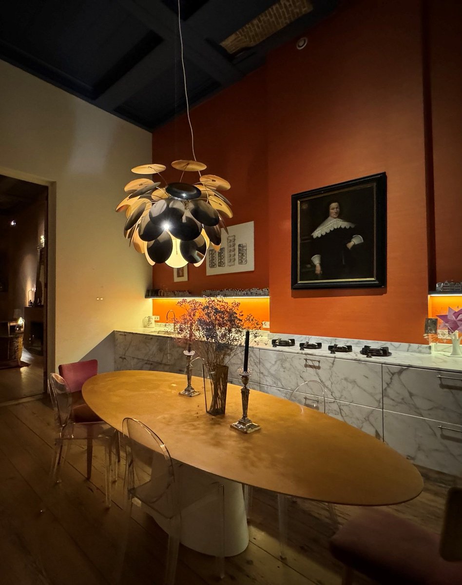 Teszelszky's tweet image. May I report a #heritage #crime? #Earlymodern 17th c. painting hanging above the gas stove... @RembrandtsRoom @WSchoonenberg funda.nl/detail/koop/am… 1/2