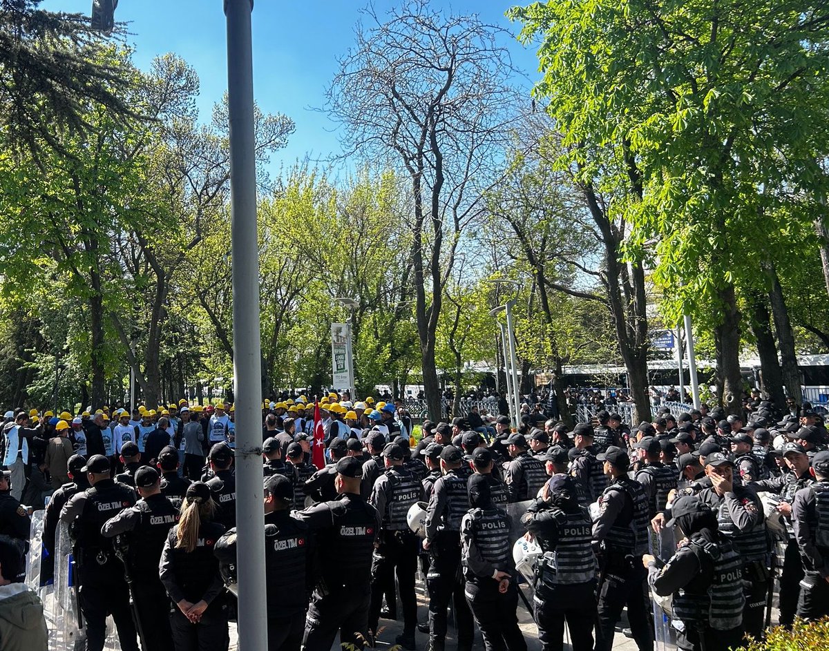 mdilan's tweet photo. AKP’nin emek üzerinde kurmaya çalıştığı tahakkümün fotoğrafıdır. Sermayeyi korumak için tüm gücüyle emeğin karşısında durmak da bu iktidara nasip oldu. Helal olsun. 
Not; fotoğraf dolaşıyor, çeken arkadaş kimdir bilemedim helal etsin :) https://t.co/l28snXGNwj