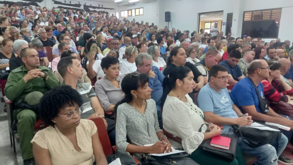 #VillaClara | 🇨🇺 Trabajadores del Comercio la Gastronomía y los Servicios protagonizaron hoy el inicio de la convocatoria multitudinaria a participar este Primero de Mayo en la villaclareña Plaza del Che.

#LaPatriaSeDefiende 
#VillaClaraConTodos