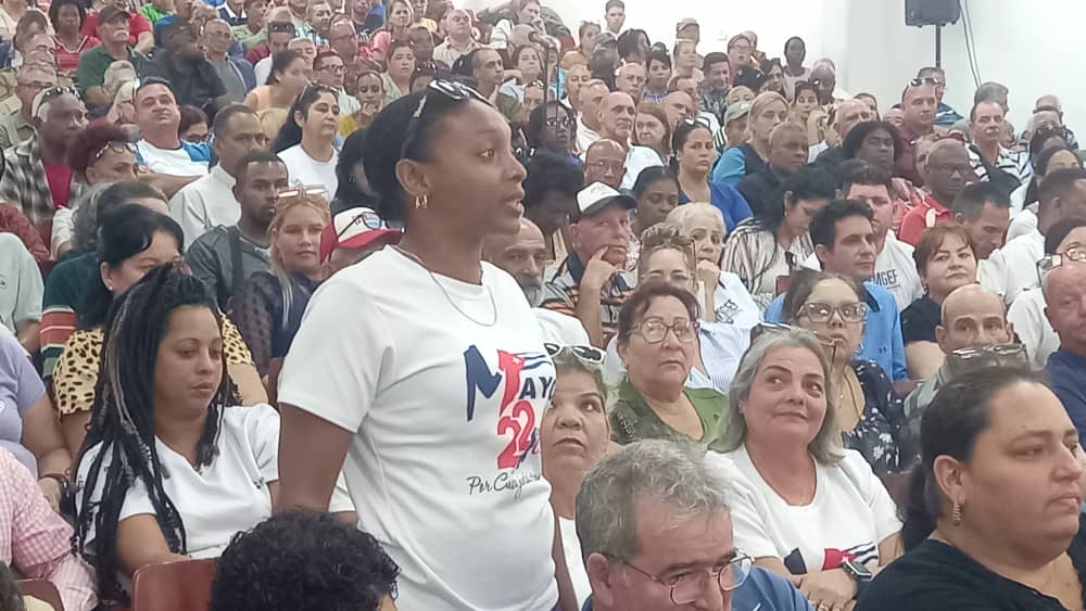 radiocmhw's tweet photo. #VillaClara | 🇨🇺 Trabajadores del Comercio la Gastronomía y los Servicios protagonizaron hoy el inicio de la convocatoria multitudinaria a participar este Primero de Mayo en la villaclareña Plaza del Che.

#LaPatriaSeDefiende 
#VillaClaraConTodos https://t.co/Ez3j8XHl6F