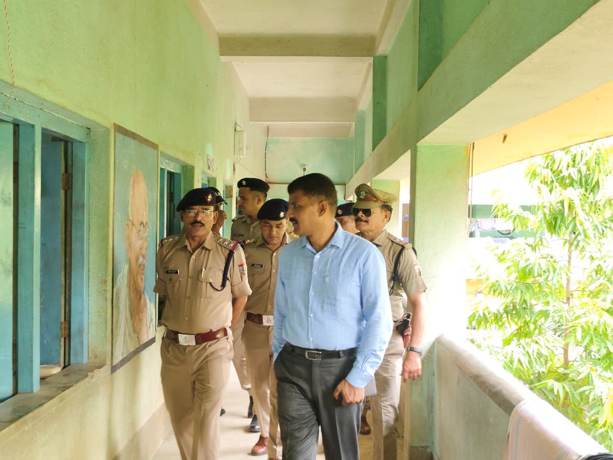31Bnpac's tweet photo. दिनांक 27-04-2026 को श्री मिथिलेश सिंह  उपसेनानायक महोदय द्वारा पश्चिम बंगाल विधानसभा चुनाव में व्यवस्थापित 31 वी वाहिनी पीएसी के बी दल का आकस्मिक निरीक्षण किया। कार्मिकों को आगामी द्वितीय चरण चुनाव ड्यूटी  हेतु आवश्यक दिशा-निर्देश व सतर्कता के साथ ड्यूटी करने हेतु निर्देशित किया https://t.co/TGBqtEkiro