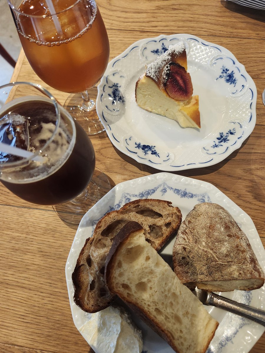 0406yuuri's tweet image. ハシゴ鑑賞の醍醐味？🤣
次の上映時間まで映画館周辺を散策
で、いつも満席で諦めてたカフェ #na さんで念願のイートイン😂
オラは小腹も空いてたので3種のパンを😋
付いてたバターがめっちゃ旨！

同僚ちゃんはキウイのチーズケーキ