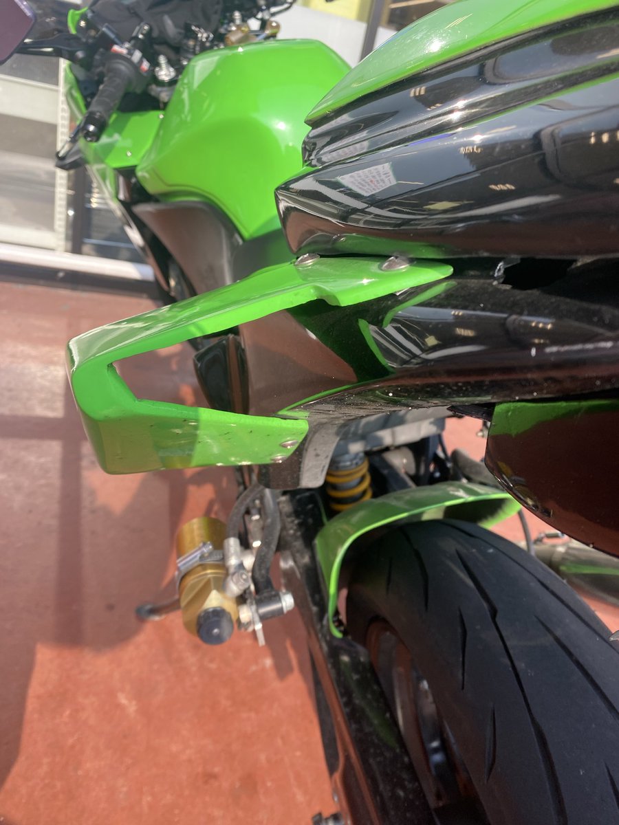 unagi_z's tweet photo. 新しい10Rかっちょええやん

ワイのNinja250Rもお尻にハネ作ったんやがなんかちょっと形似ててニッコリやで https://t.co/dvVSbqnsZN