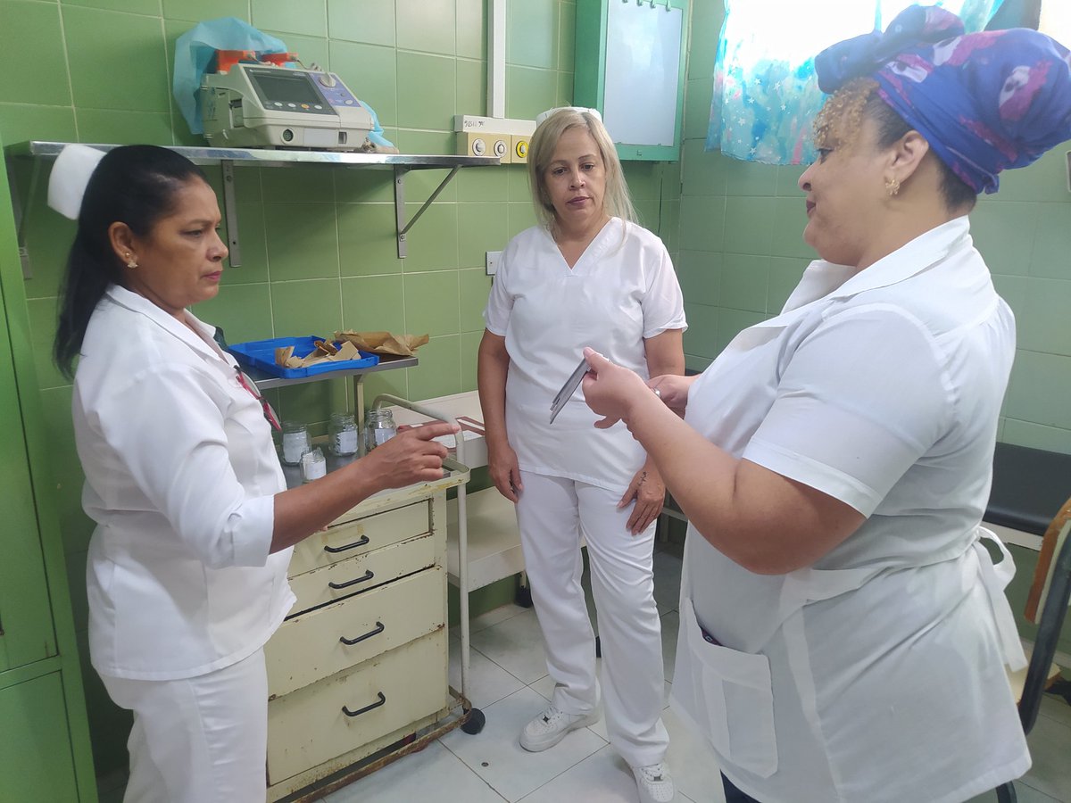 ArlenisBel13021's tweet image. CDI Ernesto Ché Guevara San Casimiro estado Aragua 
Realizando capacitación sobre manejo del laringoscopio 
Con médico intencivista y enfermeras cubanas  
#CubaEstáFirme 
#CubaCooperaVen 
@CDI_SANCASIMIRO