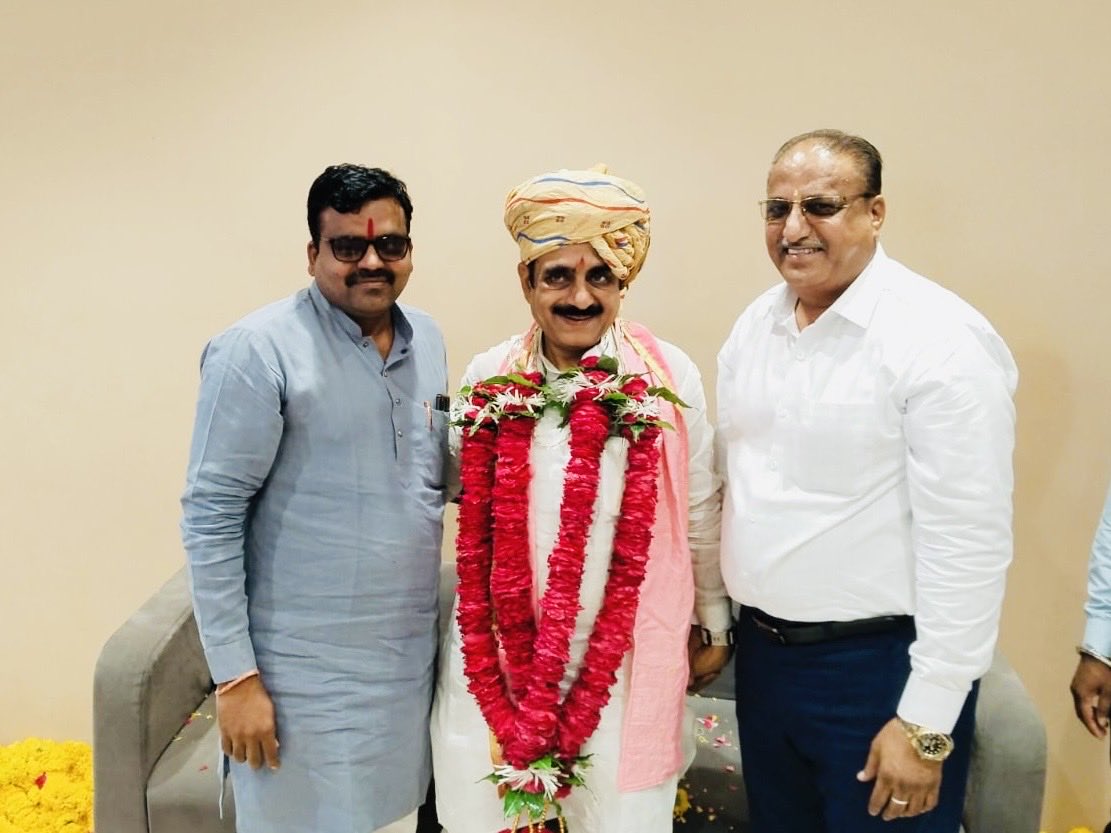 RakeshDaymaBJP's tweet image. उज्जैन विकास प्राधिकरण के नव नियुक्त अध्यक्ष श्री रवि सोलंकी जी का आत्मीय स्वागत एवं सम्मान कर शुभकामनाएं प्रेषित की।
साथी वरिष्ठ नेता श्री नंदराज जी जैन उपस्थित रहे।

#ujjain #Development #उज्जैनविकास #congratulations #leadership