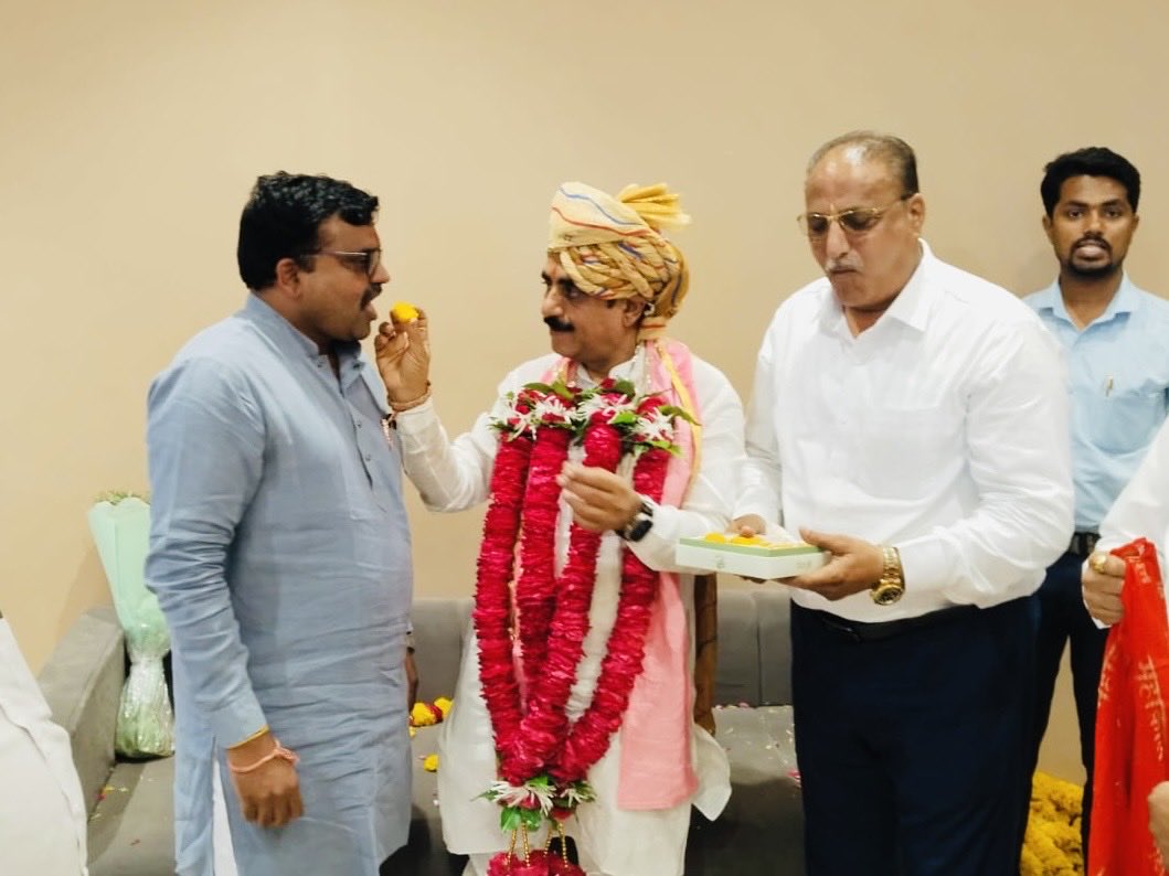 RakeshDaymaBJP's tweet image. उज्जैन विकास प्राधिकरण के नव नियुक्त अध्यक्ष श्री रवि सोलंकी जी का आत्मीय स्वागत एवं सम्मान कर शुभकामनाएं प्रेषित की।
साथी वरिष्ठ नेता श्री नंदराज जी जैन उपस्थित रहे।

#ujjain #Development #उज्जैनविकास #congratulations #leadership