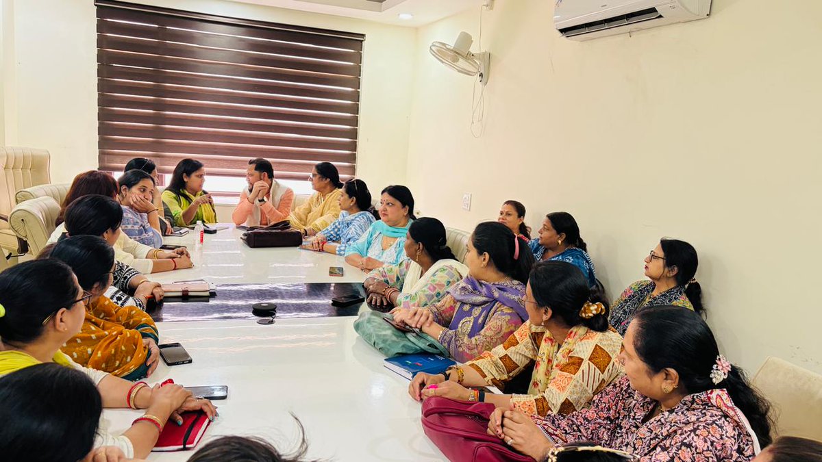 आज प्रदेश महिला मोर्चा की संगठनात्मक बैठक हुई जिसमें भाजपा प्रदेश महामंत्री श्री गोपाल महाजन जी, महिला मोर्चा प्रभारी एवं सह प्रभारी श्रीमती वीनू खना जी और श्रीमती शैलजा गुप्ता जी उपस्थित रहे!