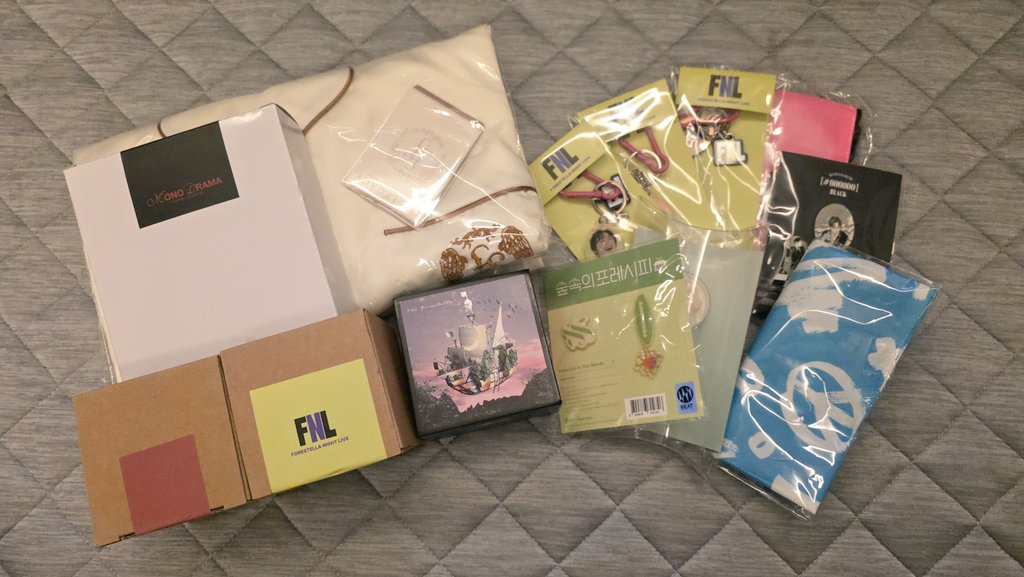 제가 드릴수 있는거 찾아왔습니다. 사진속 보이는 대로 27~29일  앨범 구매 인증샷 받습니다. 당발은 30일 하겠습니다. 한분께 드리고 국내한정(죄송합니다) 택배발송합니다.