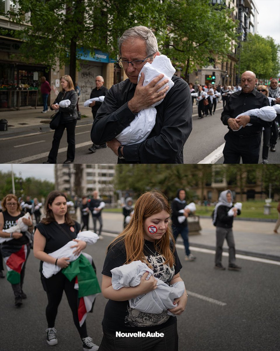 nouvelleaubefr's tweet image. Des milliers de personnes ont défilé à Saint-Sébastien à l'appel de Guernica-Palestine contre les attaques israéliennes sur Gaza, portant des linceuls d'enfants en hommage aux victimes civiles.

#Spain #Gaza #Palestine #solidarity
