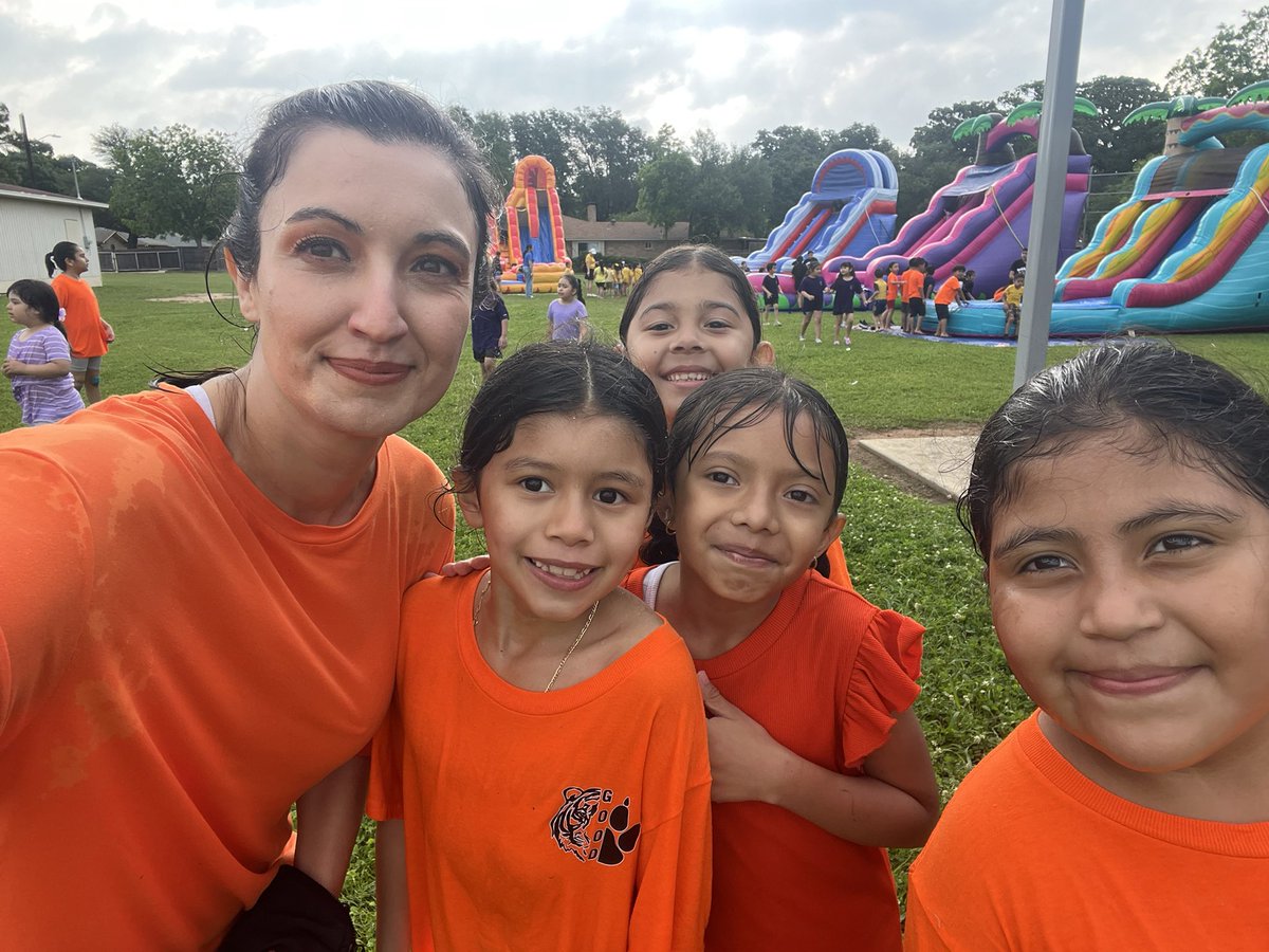 MsiPadilla's tweet photo. Kids kept asking why I wasn’t wet… meanwhile I was SOAKED 😂💦 This pic is the proof. Got peer pressured by these girls to go down the slides and almost lost my contacts on the way down 😅 #tigerpride #splashday #friday #orange #funday #fieldday 🧡🐯 https://t.co/OZc4ihruBQ