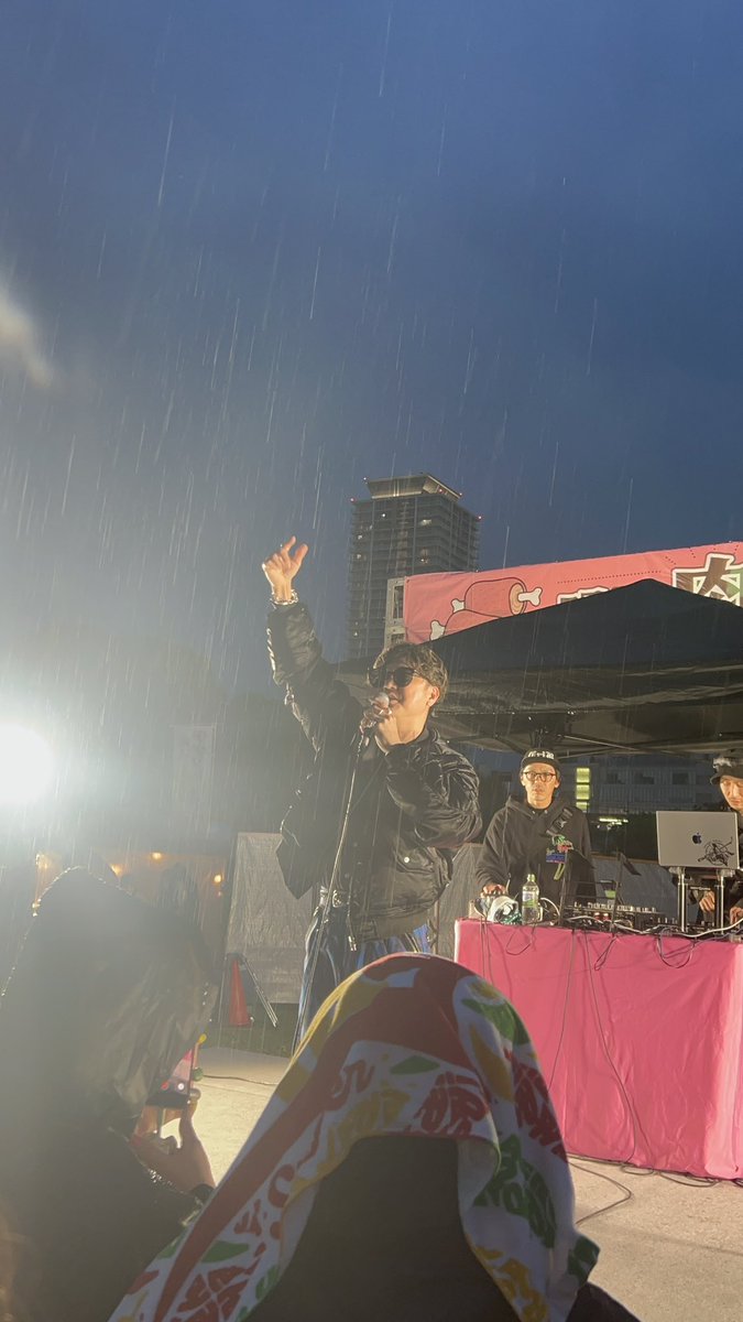 monchan_future's tweet photo. 土砂降りライブ、貴重な経験、幸！👽☔️ https://t.co/iWsTv5N3jd