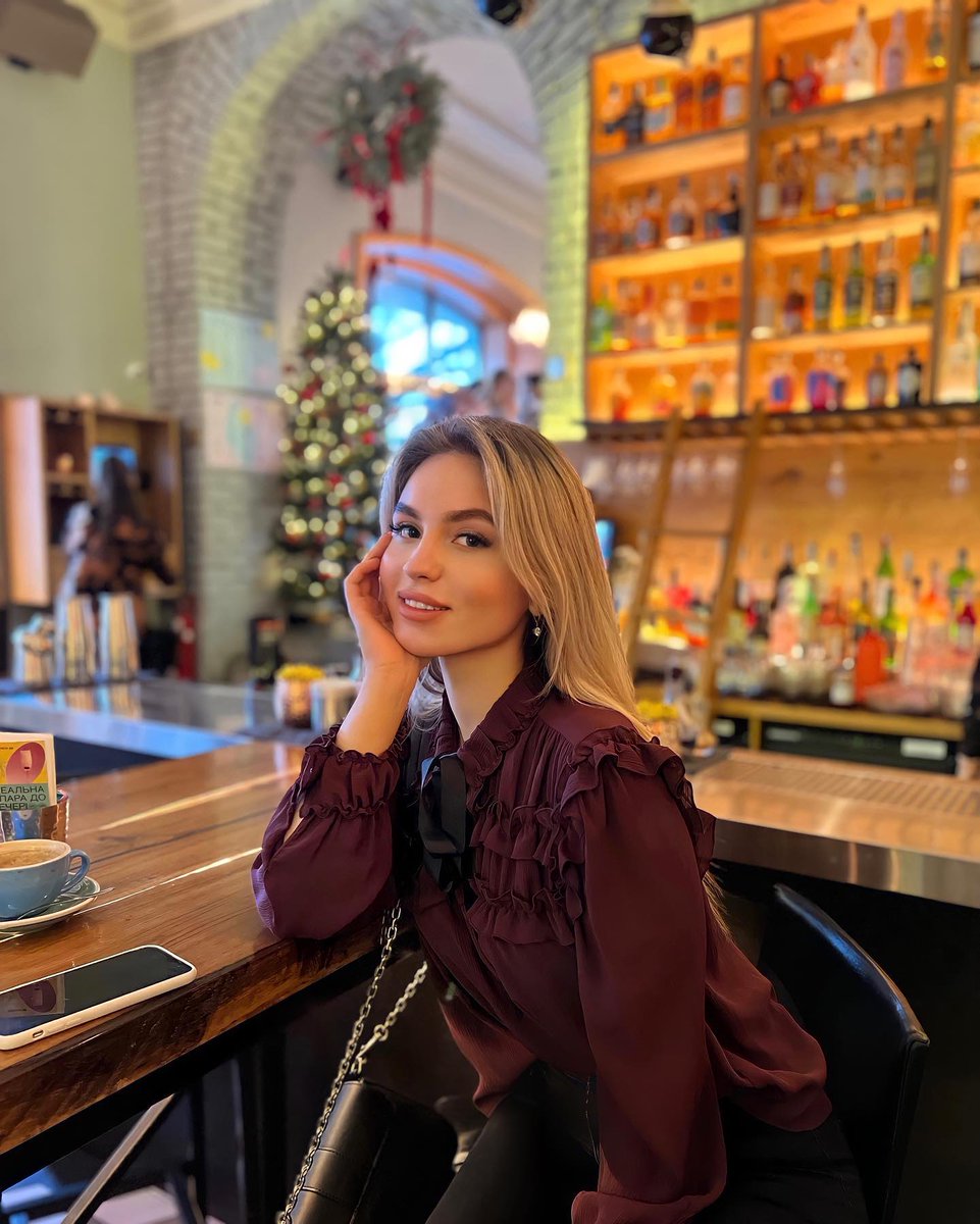 AkaFlamee's tweet image. Cozy corners, warm lights, and a touch of holiday charm 🎄✨
Just soaking in the little moments that make everything feel a bit more magical.
#CozyVibes #WinterMood #HolidaySeason #CafeLife #Aesthetic #SoftMoments