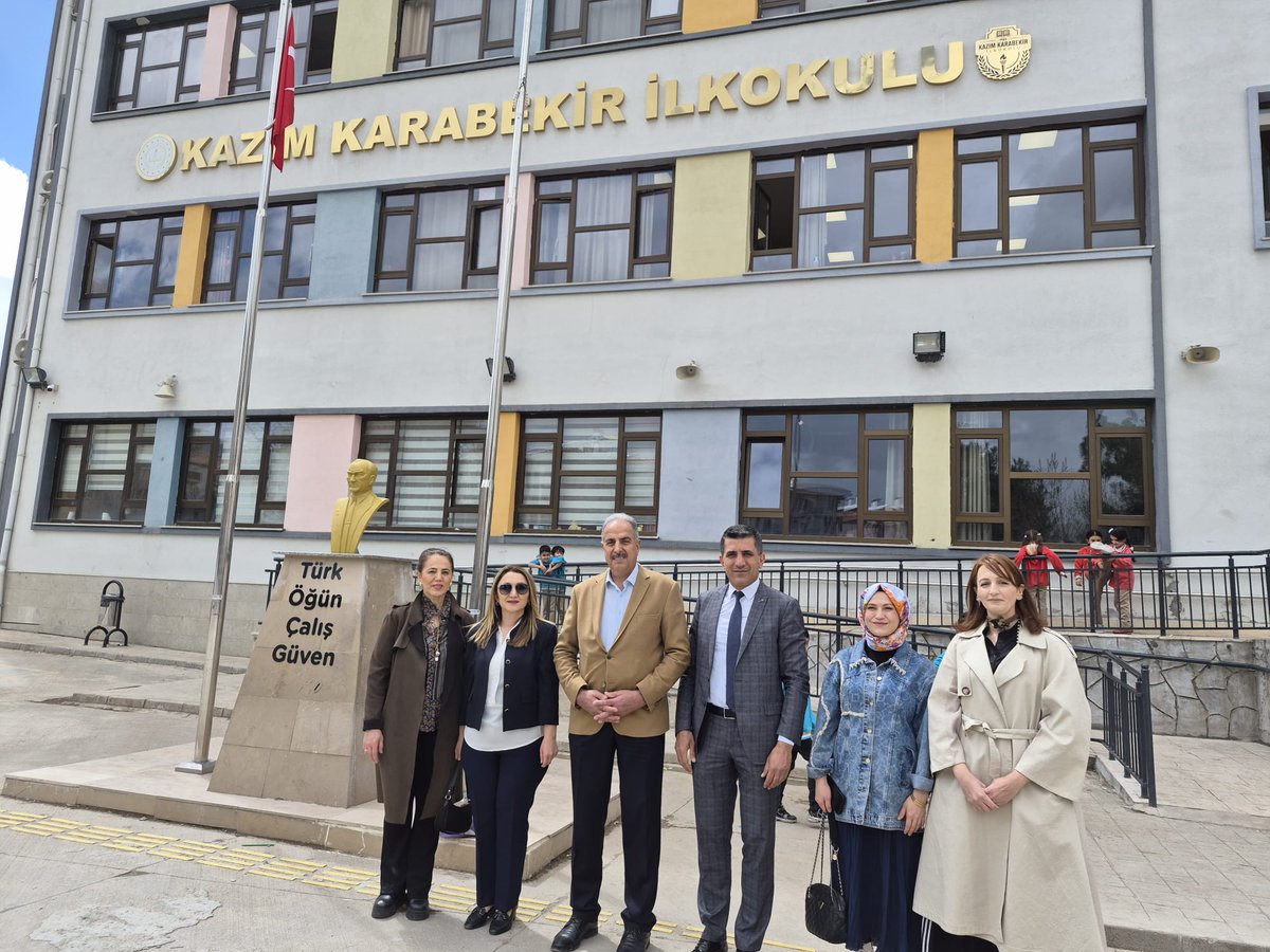 Malatyakki's tweet photo. Battalgazi İlçe Milli Eğitim Müdürümüz Ali Kaçmaz’ın kıymetli ziyaretiyle, eTwinning Okulu olma sürecimizi paylaşmanın mutluluğunu yaşadık. Malatya eTwinning il koordinatörü İlknur Cavlak’ın katılımı ile anlam kazanan bir buluşma oldu. @MalatyaMem @behcet_bakir @battalgazimem https://t.co/VnY7lnFuxL