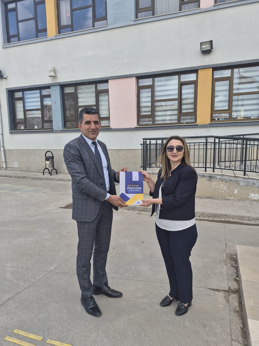 Malatyakki's tweet photo. Battalgazi İlçe Milli Eğitim Müdürümüz Ali Kaçmaz’ın kıymetli ziyaretiyle, eTwinning Okulu olma sürecimizi paylaşmanın mutluluğunu yaşadık. Malatya eTwinning il koordinatörü İlknur Cavlak’ın katılımı ile anlam kazanan bir buluşma oldu. @MalatyaMem @behcet_bakir @battalgazimem https://t.co/VnY7lnFuxL