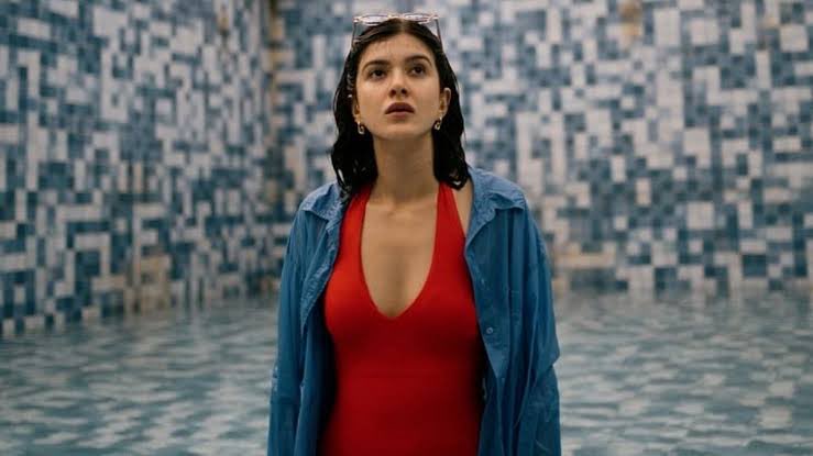 FilmyMojo's tweet image. #TuYaaMain is trending in 12 countries on #Netflix Top 10 with the dialogue “Tu yedi ho gayi kya, bachi?” becoming a meme moment..

#ShanayaKapoor and #AdarshGourav’s chemistry is working.