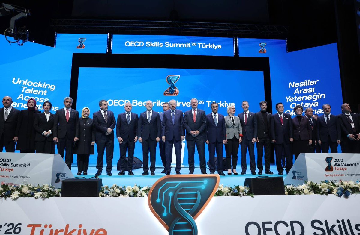 Cumhurbaşkanımız Sayın Recep Tayyip Erdoğan, İstanbul’da düzenlenen “OECD 2026 Beceriler Zirvesi”nde, hızla değişen dünyanın artık herkesin hayatını doğrudan etkilediğine dikkat çekti.

Teknoloji ve yapay zekâ ile birlikte hayatın her alanında köklü bir dönüşüm yaşandığını