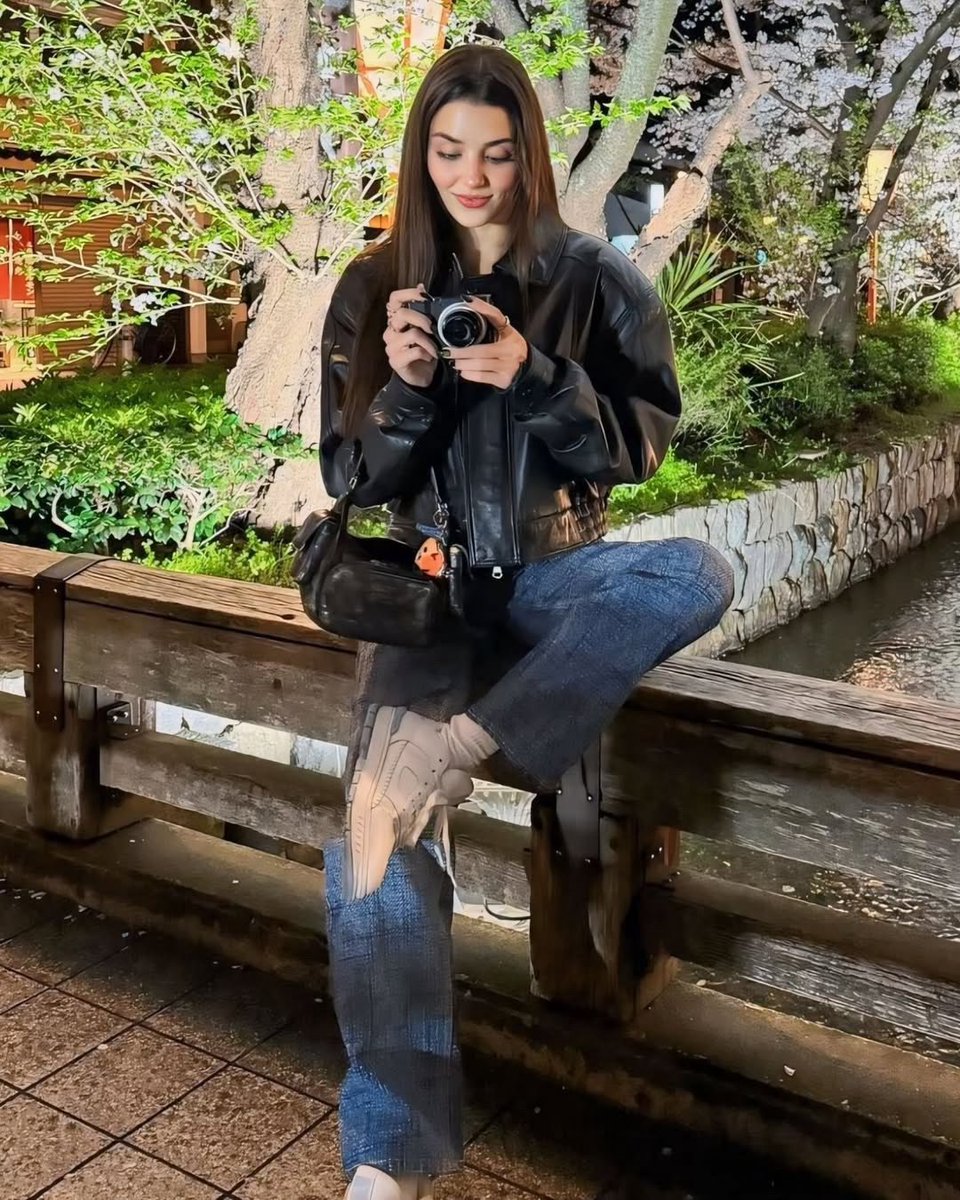 Hande Erçel🦋 tweet media