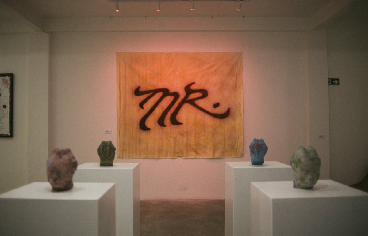 RapMais's tweet photo. Yunk Vino anuncia exposição “MR. Vestígios: O Processo Como Obra” E eleva o o patamar de entregas conceituais e imersivas dentro do trap nacional

O projeto materializa o conceito do disco em uma experiência física, reunindo esculturas, instalações sensoriais e um documentário exclusivo sobre os bastidores da criação.