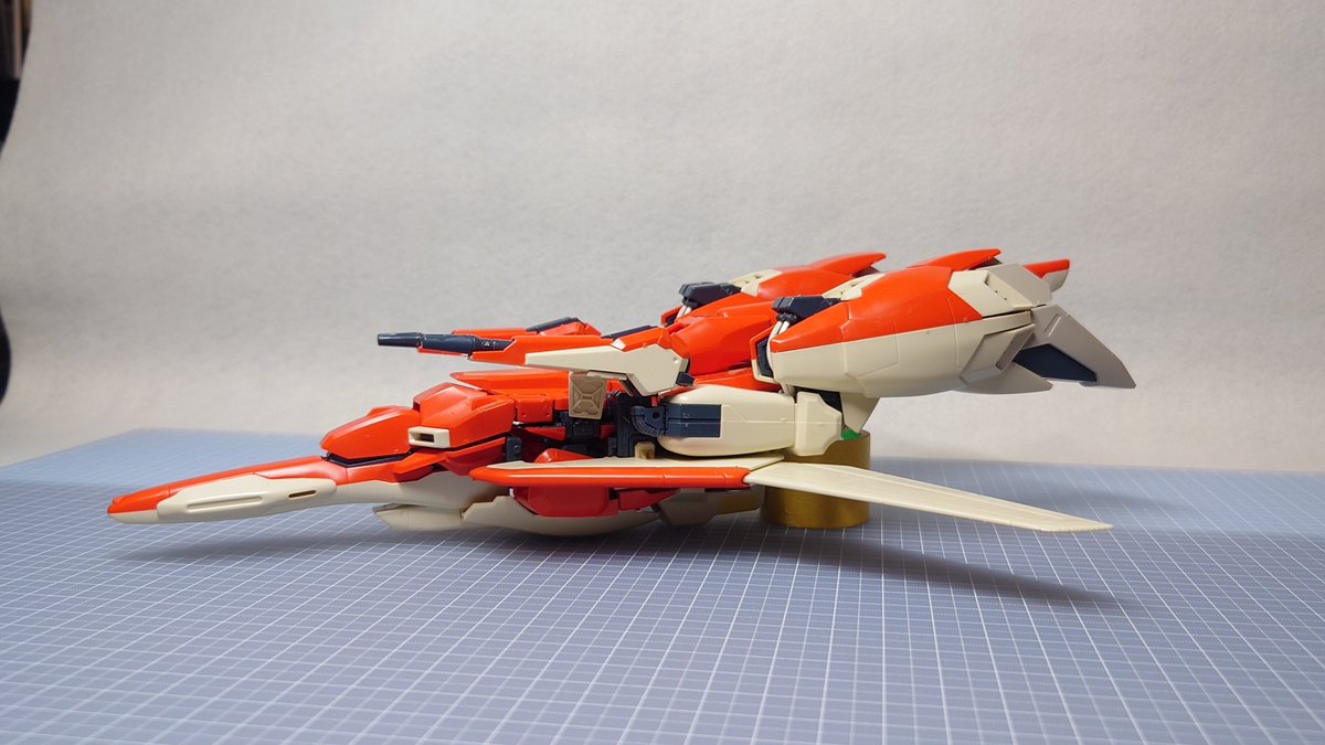 MG Z Plus
ウェーブライダー形態での脚部、全体の薄さが全然違います
スタビライザーと脚の高さ関係、膝と脚の関係でよくわかります