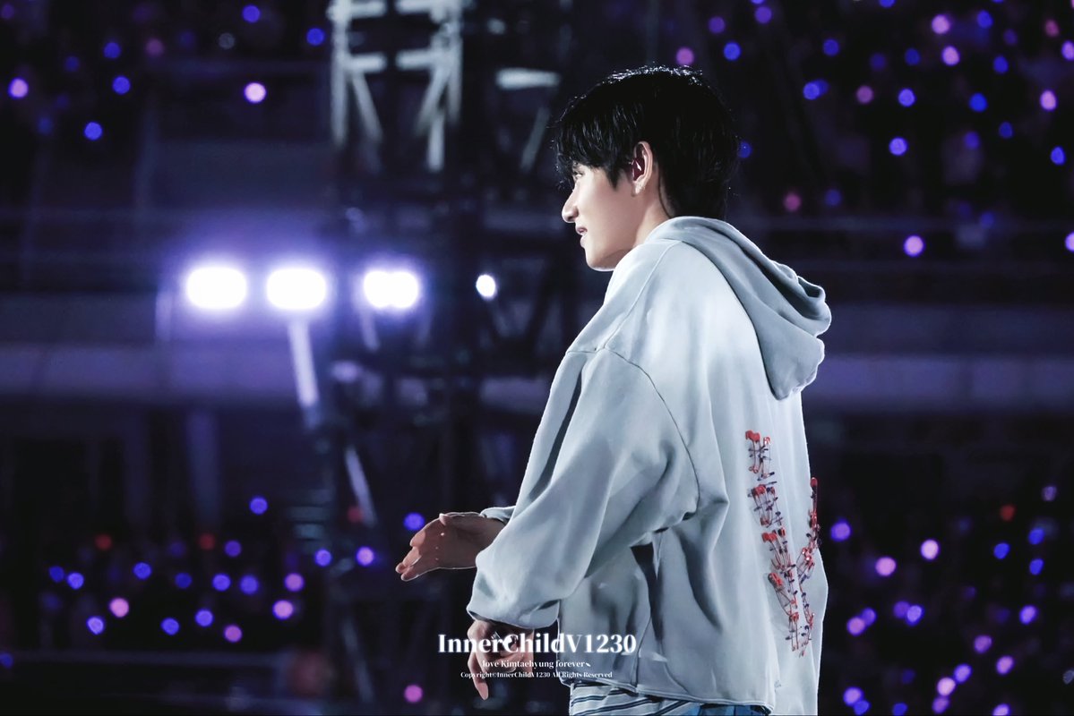 InnerChild_tete's tweet image. I'm still looking at my photos🫨
but why is he soooooooooooo cute🫪..
 #태형 #TAEHYUNG #V 
#BTS  #BTSV #BTS_WORLDTOUR_ARIRANG