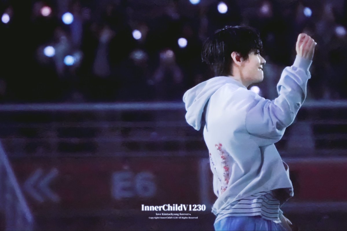 InnerChild_tete's tweet image. I'm still looking at my photos🫨
but why is he soooooooooooo cute🫪..
 #태형 #TAEHYUNG #V 
#BTS  #BTSV #BTS_WORLDTOUR_ARIRANG