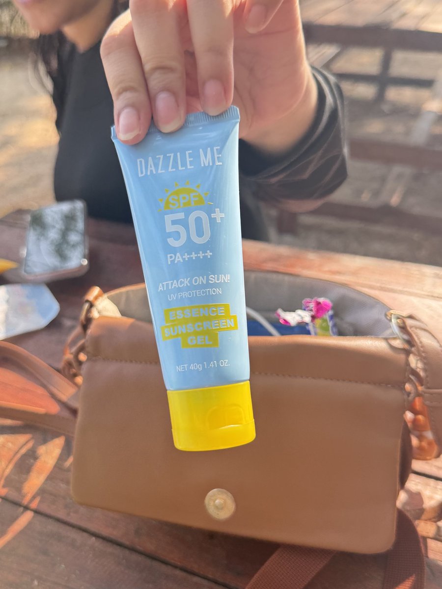 krataelalieye's tweet image. มาทะเลกับพี่เลยขอยืมกันแดดพี่ใช้  คือแบบทาแล้วสบายหน้ามาก เกลี่ยง่ายซึมไว ไม่มันเลยชอบมากกกก
#ครีมกันแดด #กันแดด #sunscreen