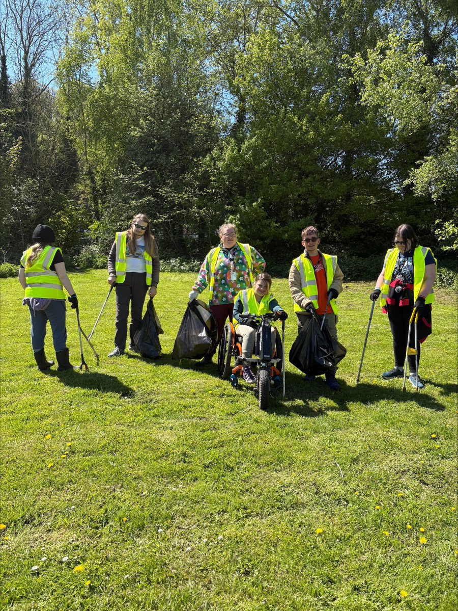 PincWoodlands's tweet image. Giving Wolseley Bridge a glow-up! Students have been getting stuck-in clearing rubbish in the area - leaving things better than they found them 🌎
#SpecialistCollege #Community #Sustainability