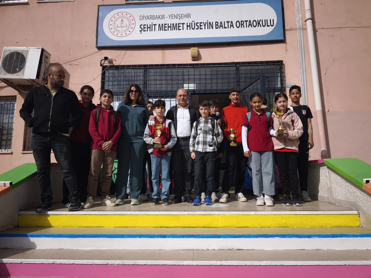 Smhboo21's tweet photo. Bocce yıldız kızlar, yıldız erkekler, minik kızlar,minik erkekler gruplarında il 2. Ve 3. Sü olan takımlarımızın kupa törenini yaptık. Emek veren hocamızı ve öğrencilerimizi başarılarından dolayı tebrik ederiz. @Diyarbakirmem @YenisehirMEM https://t.co/aUinohkztn