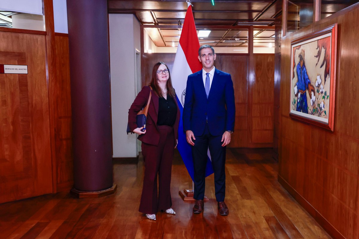 MIC_PY's tweet image. #MIC | El ministro de Industria y Comercio, @mriquelme1, recibió a la embajadora del @UKinParaguay en 🇵🇾, @DanielleDunneUK, en un encuentro donde dialogaron sobre el fortalecimiento de las relaciones comerciales bilaterales y las oportunidades de crecimiento entre ambas naciones.