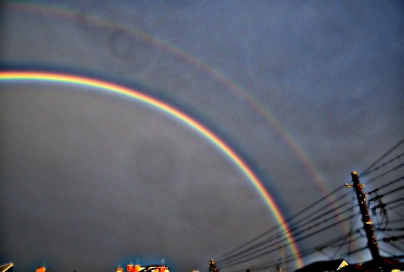 ayatsuka_yuji's tweet photo. ということで、17:50ころから30分ほど、とても鮮やかで大きな主虹・副虹 (過剰虹もちょこっと) が見えました@調布。 #halo_jp #AOI_SCR #UnsharpEX https://t.co/O80GYoDIti