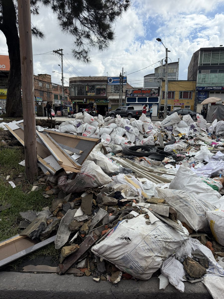 3 días sin recolección de basuras (programado por los mismos operarios) y la procuraduria interpuso una destitución e inhabilitación por 15 años al alcalde Petro
3 años de basura en Bogotá con Galán y  ni para un llamado de atención de los entes competentes. ¿Sesgo político?